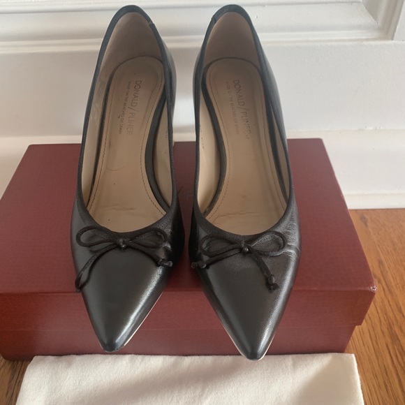 Donald Pliner Asia pointy toe pump with clear heel, black nappa leather, size 38 - Picture 2 of 11